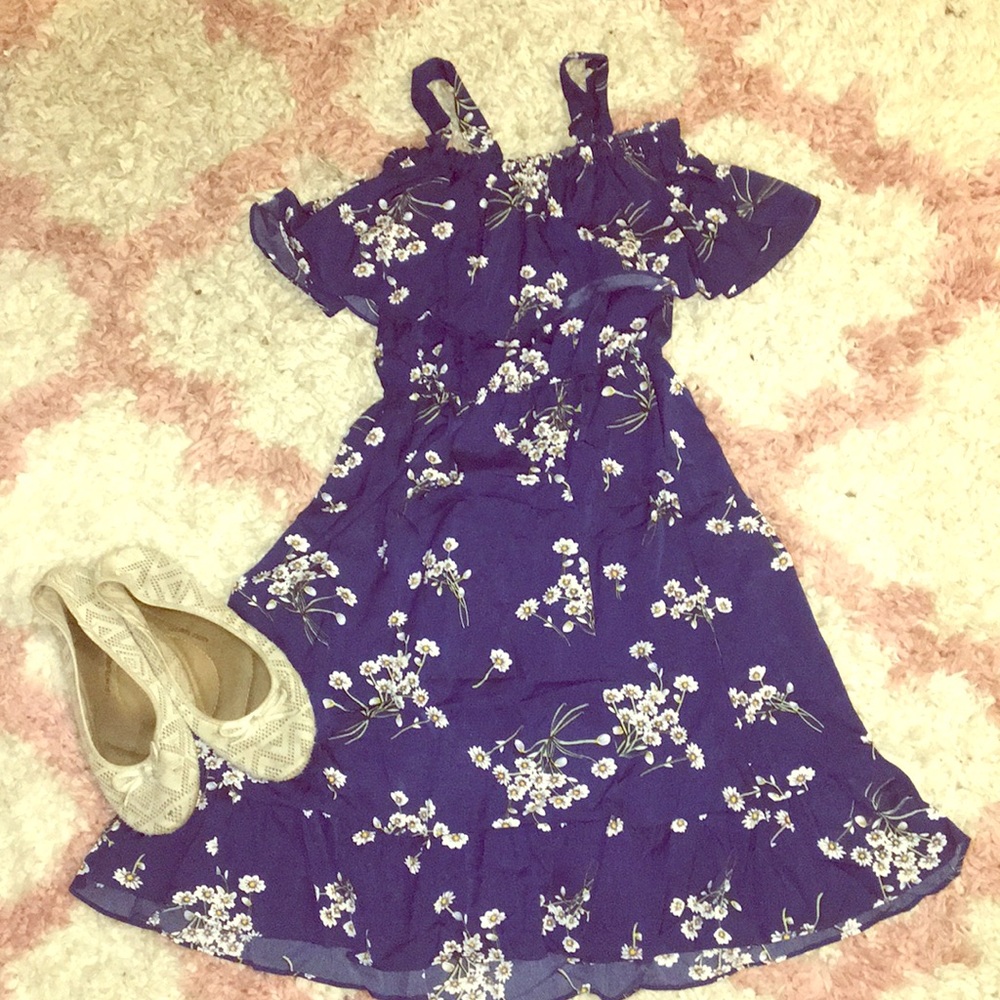 Cute navy blue dress with white yellow flowers!💕